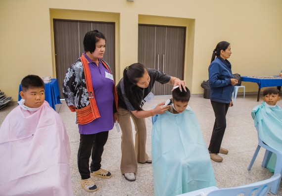 ภาพกิจกรรม  คณะวิทยาศาสตร์และเทคโนโลยี จัดกิจกรรมการอบรมเชิงปฏิบัติการ เรื่อง การเป็นช่างตัดผมอย่างมืออาชีพ ตามโครงการพัฒนาคุณภาพชีวิตและยกระดับเศรษฐกิจฐานราก