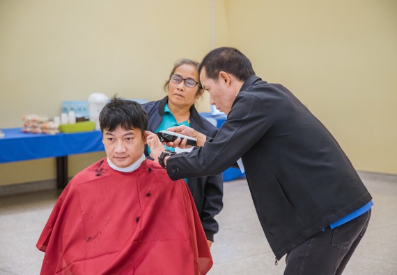 ภาพกิจกรรม  คณะวิทยาศาสตร์และเทคโนโลยี จัดกิจกรรมการอบรมเชิงปฏิบัติการ เรื่อง การเป็นช่างตัดผมอย่างมืออาชีพ ตามโครงการพัฒนาคุณภาพชีวิตและยกระดับเศรษฐกิจฐานราก