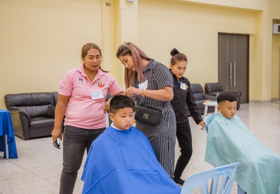 ภาพกิจกรรม  คณะวิทยาศาสตร์และเทคโนโลยี จัดกิจกรรมการอบรมเชิงปฏิบัติการ เรื่อง การเป็นช่างตัดผมอย่างมืออาชีพ ตามโครงการพัฒนาคุณภาพชีวิตและยกระดับเศรษฐกิจฐานราก