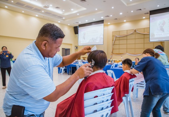 ภาพกิจกรรม  คณะวิทยาศาสตร์และเทคโนโลยี จัดกิจกรรมการอบรมเชิงปฏิบัติการ เรื่อง การเป็นช่างตัดผมอย่างมืออาชีพ ตามโครงการพัฒนาคุณภาพชีวิตและยกระดับเศรษฐกิจฐานราก