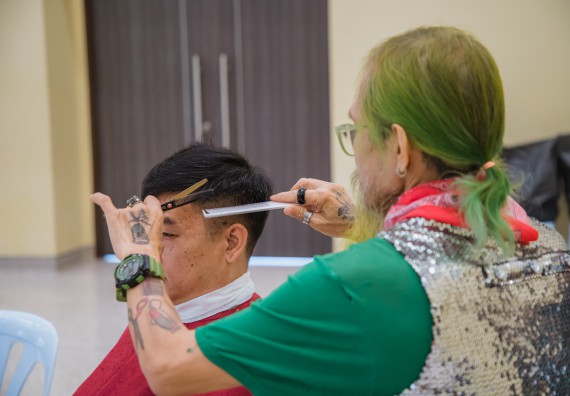 ภาพกิจกรรม  คณะวิทยาศาสตร์และเทคโนโลยี จัดกิจกรรมการอบรมเชิงปฏิบัติการ เรื่อง การเป็นช่างตัดผมอย่างมืออาชีพ ตามโครงการพัฒนาคุณภาพชีวิตและยกระดับเศรษฐกิจฐานราก