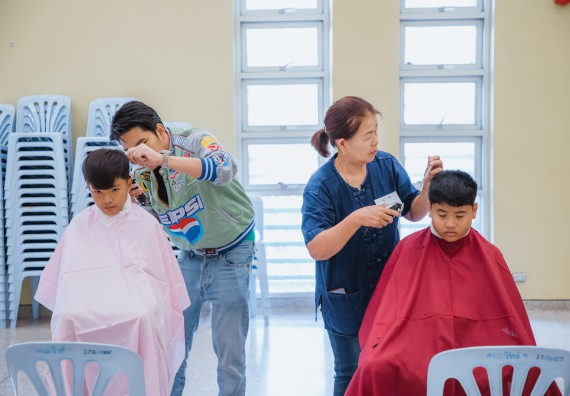 ภาพกิจกรรม  คณะวิทยาศาสตร์และเทคโนโลยี จัดกิจกรรมการอบรมเชิงปฏิบัติการ เรื่อง การเป็นช่างตัดผมอย่างมืออาชีพ ตามโครงการพัฒนาคุณภาพชีวิตและยกระดับเศรษฐกิจฐานราก