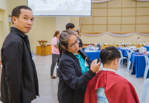 ภาพกิจกรรม  คณะวิทยาศาสตร์และเทคโนโลยี จัดกิจกรรมการอบรมเชิงปฏิบัติการ เรื่อง การเป็นช่างตัดผมอย่างมืออาชีพ ตามโครงการพัฒนาคุณภาพชีวิตและยกระดับเศรษฐกิจฐานราก