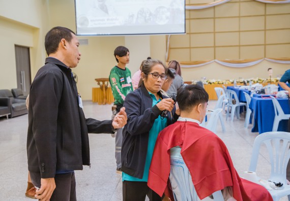 ภาพกิจกรรม  คณะวิทยาศาสตร์และเทคโนโลยี จัดกิจกรรมการอบรมเชิงปฏิบัติการ เรื่อง การเป็นช่างตัดผมอย่างมืออาชีพ ตามโครงการพัฒนาคุณภาพชีวิตและยกระดับเศรษฐกิจฐานราก