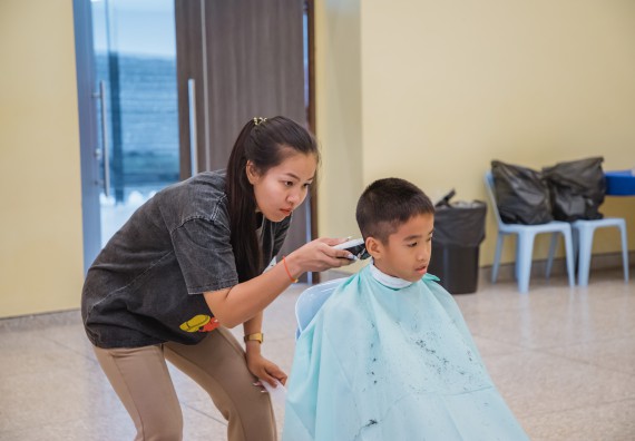 ภาพกิจกรรม  คณะวิทยาศาสตร์และเทคโนโลยี จัดกิจกรรมการอบรมเชิงปฏิบัติการ เรื่อง การเป็นช่างตัดผมอย่างมืออาชีพ ตามโครงการพัฒนาคุณภาพชีวิตและยกระดับเศรษฐกิจฐานราก