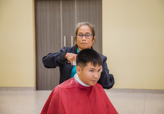 ภาพกิจกรรม  คณะวิทยาศาสตร์และเทคโนโลยี จัดกิจกรรมการอบรมเชิงปฏิบัติการ เรื่อง การเป็นช่างตัดผมอย่างมืออาชีพ ตามโครงการพัฒนาคุณภาพชีวิตและยกระดับเศรษฐกิจฐานราก