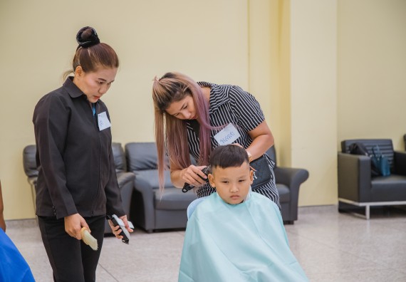 ภาพกิจกรรม  คณะวิทยาศาสตร์และเทคโนโลยี จัดกิจกรรมการอบรมเชิงปฏิบัติการ เรื่อง การเป็นช่างตัดผมอย่างมืออาชีพ ตามโครงการพัฒนาคุณภาพชีวิตและยกระดับเศรษฐกิจฐานราก