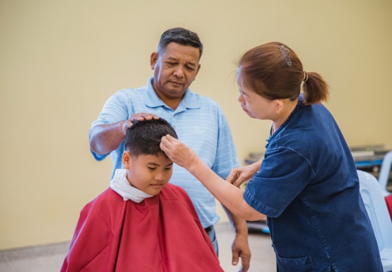 ภาพกิจกรรม  คณะวิทยาศาสตร์และเทคโนโลยี จัดกิจกรรมการอบรมเชิงปฏิบัติการ เรื่อง การเป็นช่างตัดผมอย่างมืออาชีพ ตามโครงการพัฒนาคุณภาพชีวิตและยกระดับเศรษฐกิจฐานราก