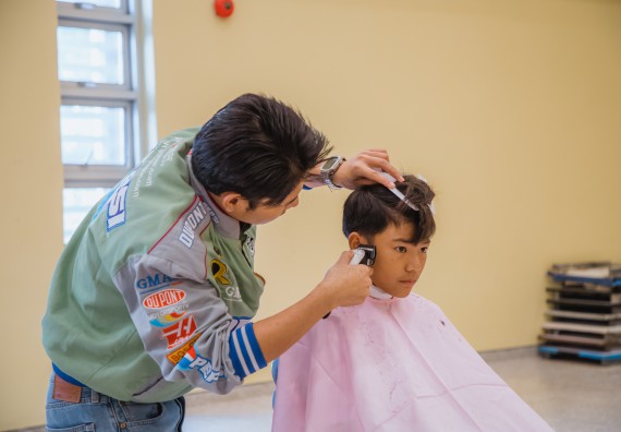 ภาพกิจกรรม  คณะวิทยาศาสตร์และเทคโนโลยี จัดกิจกรรมการอบรมเชิงปฏิบัติการ เรื่อง การเป็นช่างตัดผมอย่างมืออาชีพ ตามโครงการพัฒนาคุณภาพชีวิตและยกระดับเศรษฐกิจฐานราก