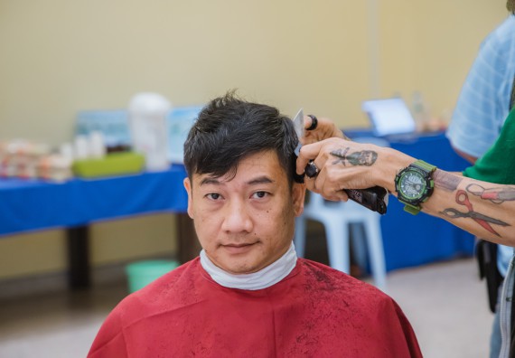 ภาพกิจกรรม  คณะวิทยาศาสตร์และเทคโนโลยี จัดกิจกรรมการอบรมเชิงปฏิบัติการ เรื่อง การเป็นช่างตัดผมอย่างมืออาชีพ ตามโครงการพัฒนาคุณภาพชีวิตและยกระดับเศรษฐกิจฐานราก