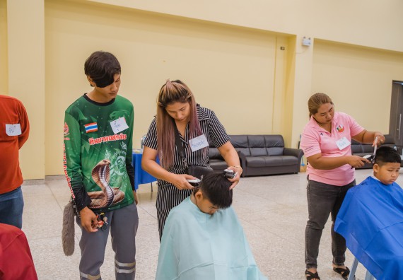 ภาพกิจกรรม  คณะวิทยาศาสตร์และเทคโนโลยี จัดกิจกรรมการอบรมเชิงปฏิบัติการ เรื่อง การเป็นช่างตัดผมอย่างมืออาชีพ ตามโครงการพัฒนาคุณภาพชีวิตและยกระดับเศรษฐกิจฐานราก