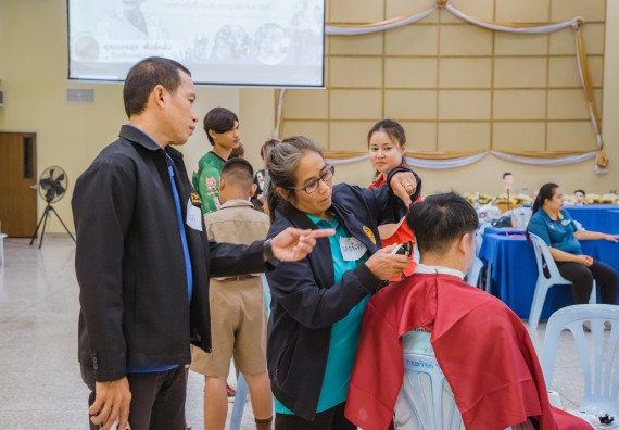 ภาพกิจกรรม  คณะวิทยาศาสตร์และเทคโนโลยี จัดกิจกรรมการอบรมเชิงปฏิบัติการ เรื่อง การเป็นช่างตัดผมอย่างมืออาชีพ ตามโครงการพัฒนาคุณภาพชีวิตและยกระดับเศรษฐกิจฐานราก