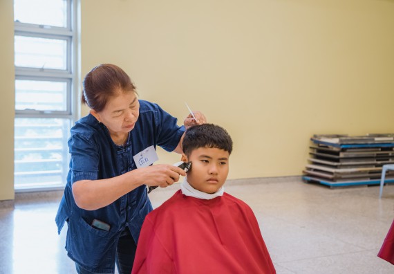 ภาพกิจกรรม  คณะวิทยาศาสตร์และเทคโนโลยี จัดกิจกรรมการอบรมเชิงปฏิบัติการ เรื่อง การเป็นช่างตัดผมอย่างมืออาชีพ ตามโครงการพัฒนาคุณภาพชีวิตและยกระดับเศรษฐกิจฐานราก