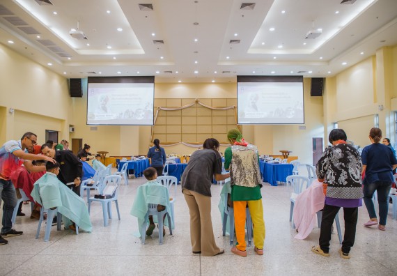 ภาพกิจกรรม  คณะวิทยาศาสตร์และเทคโนโลยี จัดกิจกรรมการอบรมเชิงปฏิบัติการ เรื่อง การเป็นช่างตัดผมอย่างมืออาชีพ ตามโครงการพัฒนาคุณภาพชีวิตและยกระดับเศรษฐกิจฐานราก