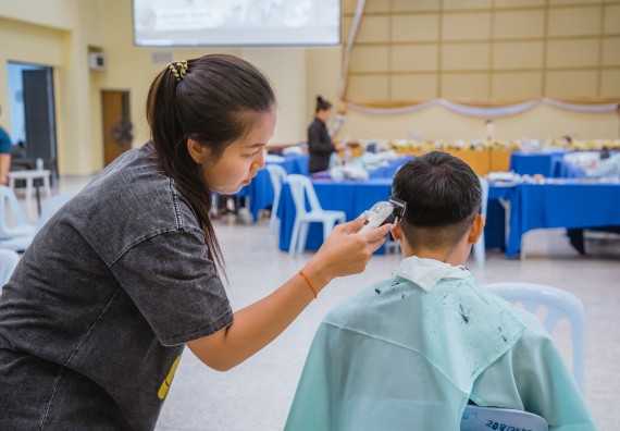 ภาพกิจกรรม  คณะวิทยาศาสตร์และเทคโนโลยี จัดกิจกรรมการอบรมเชิงปฏิบัติการ เรื่อง การเป็นช่างตัดผมอย่างมืออาชีพ ตามโครงการพัฒนาคุณภาพชีวิตและยกระดับเศรษฐกิจฐานราก