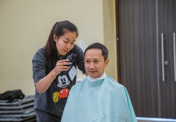 ภาพกิจกรรม  คณะวิทยาศาสตร์และเทคโนโลยี จัดกิจกรรมการอบรมเชิงปฏิบัติการ เรื่อง การเป็นช่างตัดผมอย่างมืออาชีพ ตามโครงการพัฒนาคุณภาพชีวิตและยกระดับเศรษฐกิจฐานราก