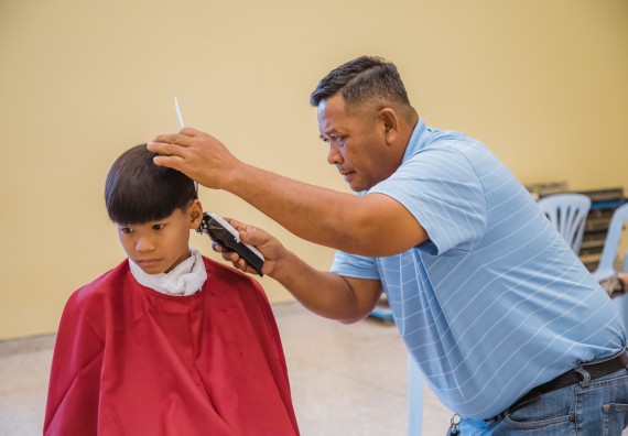 ภาพกิจกรรม  คณะวิทยาศาสตร์และเทคโนโลยี จัดกิจกรรมการอบรมเชิงปฏิบัติการ เรื่อง การเป็นช่างตัดผมอย่างมืออาชีพ ตามโครงการพัฒนาคุณภาพชีวิตและยกระดับเศรษฐกิจฐานราก