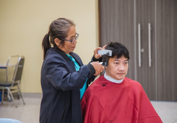 ภาพกิจกรรม  คณะวิทยาศาสตร์และเทคโนโลยี จัดกิจกรรมการอบรมเชิงปฏิบัติการ เรื่อง การเป็นช่างตัดผมอย่างมืออาชีพ ตามโครงการพัฒนาคุณภาพชีวิตและยกระดับเศรษฐกิจฐานราก