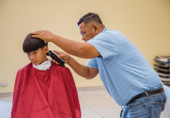 ภาพกิจกรรม  คณะวิทยาศาสตร์และเทคโนโลยี จัดกิจกรรมการอบรมเชิงปฏิบัติการ เรื่อง การเป็นช่างตัดผมอย่างมืออาชีพ ตามโครงการพัฒนาคุณภาพชีวิตและยกระดับเศรษฐกิจฐานราก