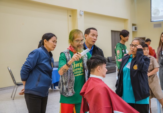 ภาพกิจกรรม  คณะวิทยาศาสตร์และเทคโนโลยี จัดกิจกรรมการอบรมเชิงปฏิบัติการ เรื่อง การเป็นช่างตัดผมอย่างมืออาชีพ ตามโครงการพัฒนาคุณภาพชีวิตและยกระดับเศรษฐกิจฐานราก