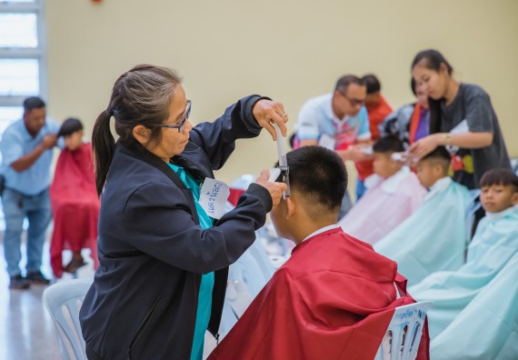 ภาพกิจกรรม  คณะวิทยาศาสตร์และเทคโนโลยี จัดกิจกรรมการอบรมเชิงปฏิบัติการ เรื่อง การเป็นช่างตัดผมอย่างมืออาชีพ ตามโครงการพัฒนาคุณภาพชีวิตและยกระดับเศรษฐกิจฐานราก