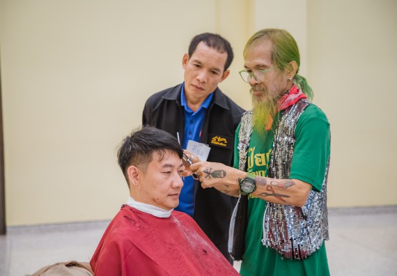 ภาพกิจกรรม  คณะวิทยาศาสตร์และเทคโนโลยี จัดกิจกรรมการอบรมเชิงปฏิบัติการ เรื่อง การเป็นช่างตัดผมอย่างมืออาชีพ ตามโครงการพัฒนาคุณภาพชีวิตและยกระดับเศรษฐกิจฐานราก