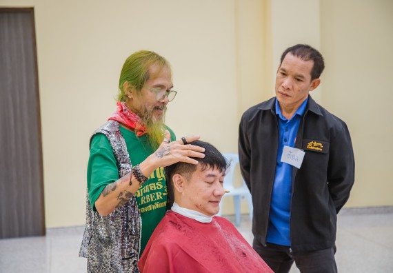 ภาพกิจกรรม  คณะวิทยาศาสตร์และเทคโนโลยี จัดกิจกรรมการอบรมเชิงปฏิบัติการ เรื่อง การเป็นช่างตัดผมอย่างมืออาชีพ ตามโครงการพัฒนาคุณภาพชีวิตและยกระดับเศรษฐกิจฐานราก