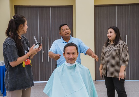 ภาพกิจกรรม  คณะวิทยาศาสตร์และเทคโนโลยี จัดกิจกรรมการอบรมเชิงปฏิบัติการ เรื่อง การเป็นช่างตัดผมอย่างมืออาชีพ ตามโครงการพัฒนาคุณภาพชีวิตและยกระดับเศรษฐกิจฐานราก