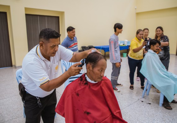 ภาพกิจกรรม  คณะวิทยาศาสตร์และเทคโนโลยี จัดกิจกรรมการอบรมเชิงปฏิบัติการ เรื่อง การเป็นช่างตัดผมอย่างมืออาชีพ ตามโครงการพัฒนาคุณภาพชีวิตและยกระดับเศรษฐกิจฐานราก