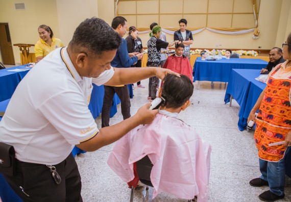 ภาพกิจกรรม  คณะวิทยาศาสตร์และเทคโนโลยี จัดกิจกรรมการอบรมเชิงปฏิบัติการ เรื่อง การเป็นช่างตัดผมอย่างมืออาชีพ ตามโครงการพัฒนาคุณภาพชีวิตและยกระดับเศรษฐกิจฐานราก