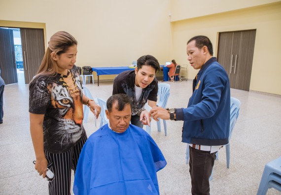 ภาพกิจกรรม  คณะวิทยาศาสตร์และเทคโนโลยี จัดกิจกรรมการอบรมเชิงปฏิบัติการ เรื่อง การเป็นช่างตัดผมอย่างมืออาชีพ ตามโครงการพัฒนาคุณภาพชีวิตและยกระดับเศรษฐกิจฐานราก