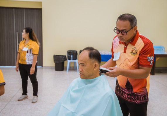 ภาพกิจกรรม  คณะวิทยาศาสตร์และเทคโนโลยี จัดกิจกรรมการอบรมเชิงปฏิบัติการ เรื่อง การเป็นช่างตัดผมอย่างมืออาชีพ ตามโครงการพัฒนาคุณภาพชีวิตและยกระดับเศรษฐกิจฐานราก