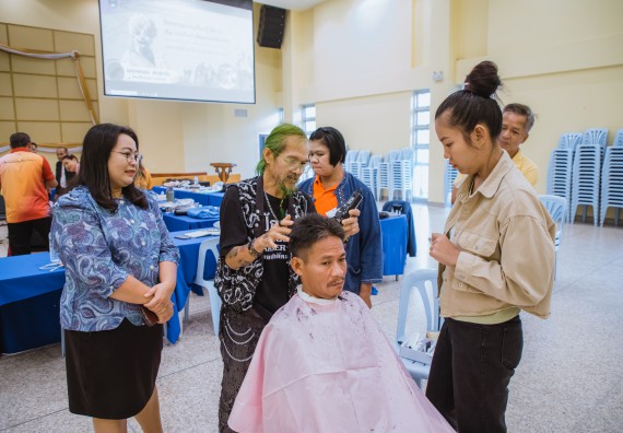 ภาพกิจกรรม  คณะวิทยาศาสตร์และเทคโนโลยี จัดกิจกรรมการอบรมเชิงปฏิบัติการ เรื่อง การเป็นช่างตัดผมอย่างมืออาชีพ ตามโครงการพัฒนาคุณภาพชีวิตและยกระดับเศรษฐกิจฐานราก
