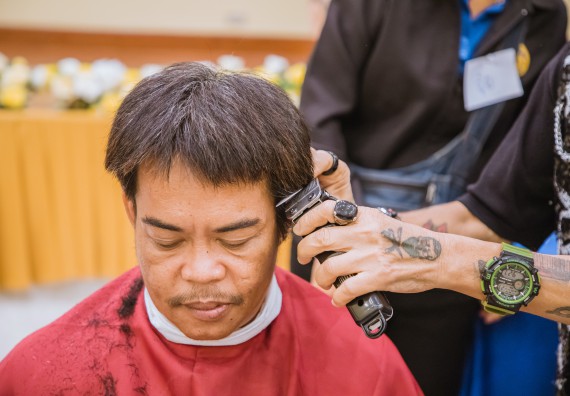 ภาพกิจกรรม  คณะวิทยาศาสตร์และเทคโนโลยี จัดกิจกรรมการอบรมเชิงปฏิบัติการ เรื่อง การเป็นช่างตัดผมอย่างมืออาชีพ ตามโครงการพัฒนาคุณภาพชีวิตและยกระดับเศรษฐกิจฐานราก