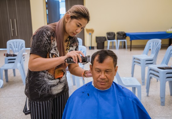 ภาพกิจกรรม  คณะวิทยาศาสตร์และเทคโนโลยี จัดกิจกรรมการอบรมเชิงปฏิบัติการ เรื่อง การเป็นช่างตัดผมอย่างมืออาชีพ ตามโครงการพัฒนาคุณภาพชีวิตและยกระดับเศรษฐกิจฐานราก