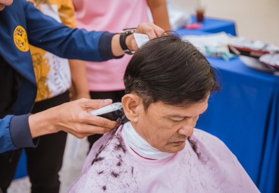 ภาพกิจกรรม  คณะวิทยาศาสตร์และเทคโนโลยี จัดกิจกรรมการอบรมเชิงปฏิบัติการ เรื่อง การเป็นช่างตัดผมอย่างมืออาชีพ ตามโครงการพัฒนาคุณภาพชีวิตและยกระดับเศรษฐกิจฐานราก