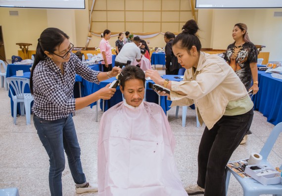 ภาพกิจกรรม  คณะวิทยาศาสตร์และเทคโนโลยี จัดกิจกรรมการอบรมเชิงปฏิบัติการ เรื่อง การเป็นช่างตัดผมอย่างมืออาชีพ ตามโครงการพัฒนาคุณภาพชีวิตและยกระดับเศรษฐกิจฐานราก