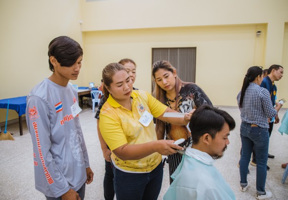 ภาพกิจกรรม  คณะวิทยาศาสตร์และเทคโนโลยี จัดกิจกรรมการอบรมเชิงปฏิบัติการ เรื่อง การเป็นช่างตัดผมอย่างมืออาชีพ ตามโครงการพัฒนาคุณภาพชีวิตและยกระดับเศรษฐกิจฐานราก