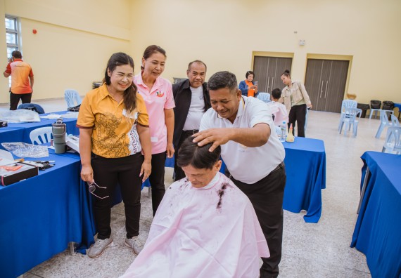 ภาพกิจกรรม  คณะวิทยาศาสตร์และเทคโนโลยี จัดกิจกรรมการอบรมเชิงปฏิบัติการ เรื่อง การเป็นช่างตัดผมอย่างมืออาชีพ ตามโครงการพัฒนาคุณภาพชีวิตและยกระดับเศรษฐกิจฐานราก