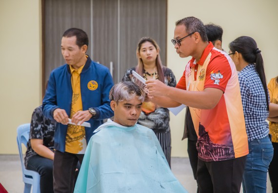 ภาพกิจกรรม  คณะวิทยาศาสตร์และเทคโนโลยี จัดกิจกรรมการอบรมเชิงปฏิบัติการ เรื่อง การเป็นช่างตัดผมอย่างมืออาชีพ ตามโครงการพัฒนาคุณภาพชีวิตและยกระดับเศรษฐกิจฐานราก