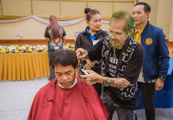 ภาพกิจกรรม  คณะวิทยาศาสตร์และเทคโนโลยี จัดกิจกรรมการอบรมเชิงปฏิบัติการ เรื่อง การเป็นช่างตัดผมอย่างมืออาชีพ ตามโครงการพัฒนาคุณภาพชีวิตและยกระดับเศรษฐกิจฐานราก