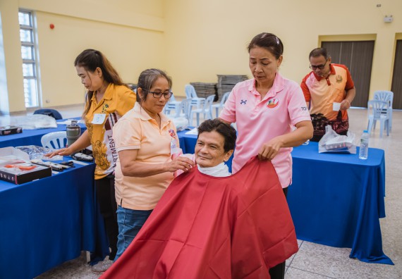 ภาพกิจกรรม  คณะวิทยาศาสตร์และเทคโนโลยี จัดกิจกรรมการอบรมเชิงปฏิบัติการ เรื่อง การเป็นช่างตัดผมอย่างมืออาชีพ ตามโครงการพัฒนาคุณภาพชีวิตและยกระดับเศรษฐกิจฐานราก