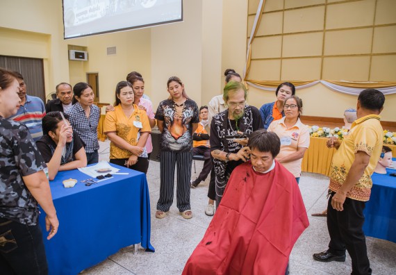 ภาพกิจกรรม  คณะวิทยาศาสตร์และเทคโนโลยี จัดกิจกรรมการอบรมเชิงปฏิบัติการ เรื่อง การเป็นช่างตัดผมอย่างมืออาชีพ ตามโครงการพัฒนาคุณภาพชีวิตและยกระดับเศรษฐกิจฐานราก
