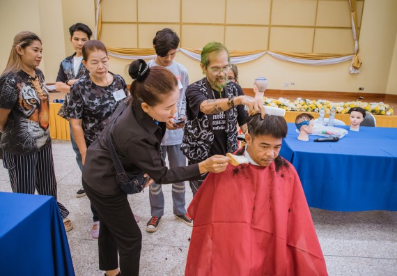 ภาพกิจกรรม  คณะวิทยาศาสตร์และเทคโนโลยี จัดกิจกรรมการอบรมเชิงปฏิบัติการ เรื่อง การเป็นช่างตัดผมอย่างมืออาชีพ ตามโครงการพัฒนาคุณภาพชีวิตและยกระดับเศรษฐกิจฐานราก