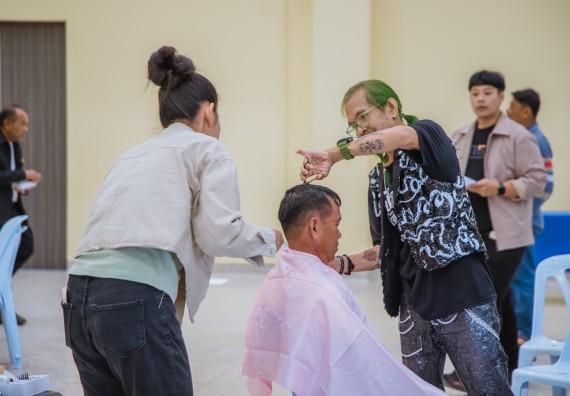 ภาพกิจกรรม  คณะวิทยาศาสตร์และเทคโนโลยี จัดกิจกรรมการอบรมเชิงปฏิบัติการ เรื่อง การเป็นช่างตัดผมอย่างมืออาชีพ ตามโครงการพัฒนาคุณภาพชีวิตและยกระดับเศรษฐกิจฐานราก