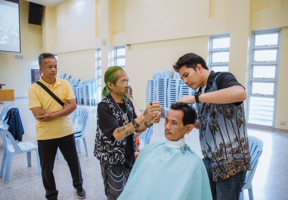 ภาพกิจกรรม  คณะวิทยาศาสตร์และเทคโนโลยี จัดกิจกรรมการอบรมเชิงปฏิบัติการ เรื่อง การเป็นช่างตัดผมอย่างมืออาชีพ ตามโครงการพัฒนาคุณภาพชีวิตและยกระดับเศรษฐกิจฐานราก