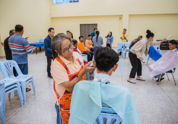 ภาพกิจกรรม  คณะวิทยาศาสตร์และเทคโนโลยี จัดกิจกรรมการอบรมเชิงปฏิบัติการ เรื่อง การเป็นช่างตัดผมอย่างมืออาชีพ ตามโครงการพัฒนาคุณภาพชีวิตและยกระดับเศรษฐกิจฐานราก