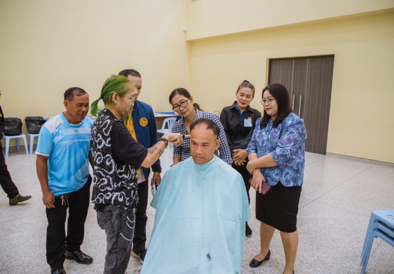 ภาพกิจกรรม  คณะวิทยาศาสตร์และเทคโนโลยี จัดกิจกรรมการอบรมเชิงปฏิบัติการ เรื่อง การเป็นช่างตัดผมอย่างมืออาชีพ ตามโครงการพัฒนาคุณภาพชีวิตและยกระดับเศรษฐกิจฐานราก