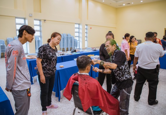 ภาพกิจกรรม  คณะวิทยาศาสตร์และเทคโนโลยี จัดกิจกรรมการอบรมเชิงปฏิบัติการ เรื่อง การเป็นช่างตัดผมอย่างมืออาชีพ ตามโครงการพัฒนาคุณภาพชีวิตและยกระดับเศรษฐกิจฐานราก