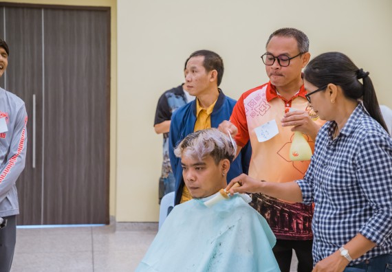 ภาพกิจกรรม  คณะวิทยาศาสตร์และเทคโนโลยี จัดกิจกรรมการอบรมเชิงปฏิบัติการ เรื่อง การเป็นช่างตัดผมอย่างมืออาชีพ ตามโครงการพัฒนาคุณภาพชีวิตและยกระดับเศรษฐกิจฐานราก